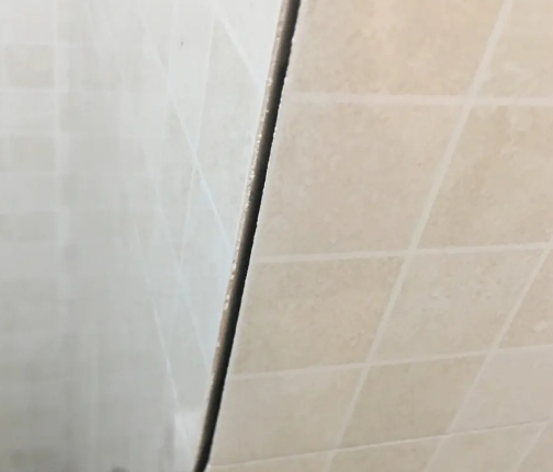 丰镇瓷砖空鼓维修公司分享阳台瓷砖脱落的修复过程可以分为以下几个步骤