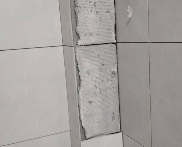丰镇瓷砖空鼓维修公司分享下瓷砖施工前基层浇水润湿程度不足，可能导致以下问题