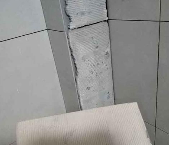 丰镇瓷砖空鼓维修公司分享下厨房瓷砖脱落的补救措施。